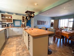 20 Yeatmans Close_Kitchen Diner (1)- click for photo gallery